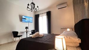 une chambre avec un lit, une table et des chaises dans l'établissement Suite del Corso, à Ficarazzi