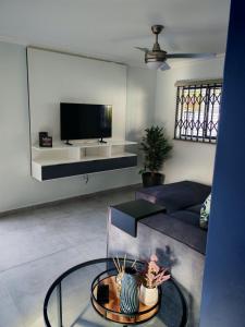un soggiorno con un divano e un tavolo di vetro di Kingsmead Haven a Durban
