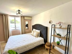 Ένα ή περισσότερα κρεβάτια σε δωμάτιο στο Les Appartements du Mas - Studio Ambre +51 φωτογραφίες