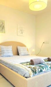 Spacious 3 room close to tram and amenities في نيس: غرفة نوم مع سرير كبير مع تلافي +30 صورة