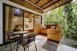 a room with a table and chairs and a bedroom at Casita SAMSARI in Punta Uva