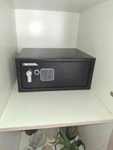 una caja negra colocada encima de un estante en Guduza Guest House 02, en Malelane