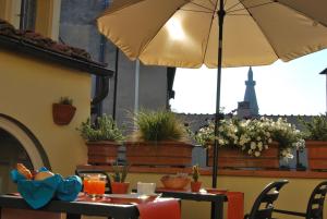 una mesa con sombrilla en el patio en B&B Isola d'Arno, en Florencia