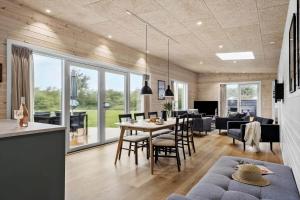 una sala da pranzo e un soggiorno con tavolo e sedie di JB350-Fjerritslev-Egevej-9 a Fjerritslev