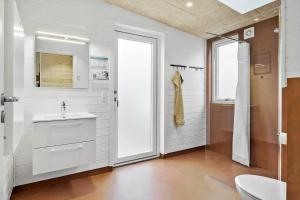 un bagno con lavandino e doccia di JB350-Fjerritslev-Egevej-9 a Fjerritslev Altre 21 foto