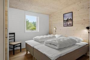 una camera da letto con due cuscini bianchi su un letto di JB350-Fjerritslev-Egevej-9 a Fjerritslev