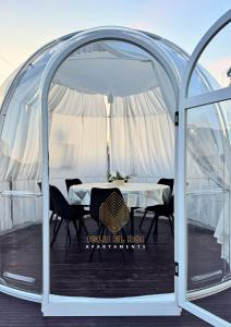 un gazebo con tavolo e sedie sotto di Iglu El Roi a Gura Humorului
