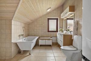 ein Badezimmer mit Badewanne, Toilette und Waschbecken in der Unterkunft JB361 Fjerritslev - Lyngbjergvej 58 in Fjerritslev + 22 Fotos