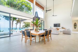 a dining room with a table and chairs at Casa LaVista - by Pura Villas in Uvita