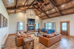 Posezení v ubytování Family Adventure Retreat!