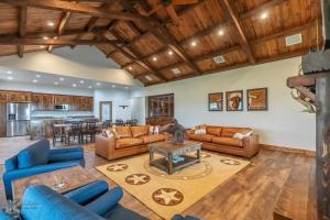 Posezení v ubytování Family Adventure Retreat!