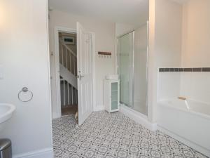 ein weißes Badezimmer mit Badewanne und Waschbecken in der Unterkunft Cloud Cottage in Ambleside + 39 Fotos