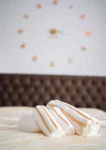 a pair of towels sitting on top of a bed at Iglu El Roi in Gura Humorului