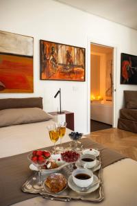 un vassoio di cibo su un tavolo in soggiorno di Fra le righe - arte , design e interni siciliani a Catania