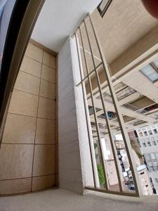 une chambre avec une grande fenêtre dans un bâtiment dans l'établissement departamento cómodo y central, à Santiago