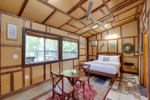 Ένα ή περισσότερα κρεβάτια σε δωμάτιο στο Aston Harbor Cabin, Walk to Lake Lafayette