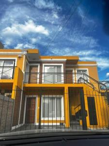 Maison jaune avec balcon dans une rue dans l'établissement Los Soles de Madryn, à Puerto Madryn 24 autres photos