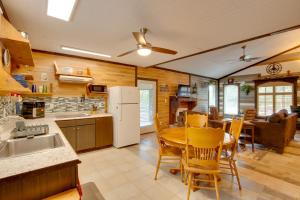 Η κουζίνα ή μικρή κουζίνα στο Cedar Pointe - Peaceful Lake Cabin in Odessa +16 φωτογραφίες