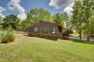Κήπος έξω από το Cedar Pointe - Peaceful Lake Cabin in Odessa