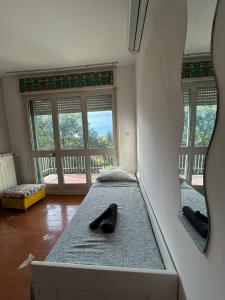 Un dormitorio con dos camas con un zapato negro encima. en Appartamento Marina Julia, en Marina Julia