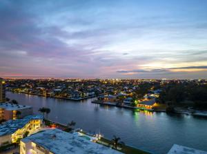 - Vistas al río y a la ciudad por la noche en New Construction Villa 2 min Walk to Beach Jacuzzi, en Pompano Beach