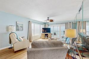 セント・ピート・ビーチにあるArie Dam 301のソファとテレビのあるリビングルーム