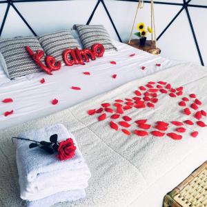 Ένα ή περισσότερα κρεβάτια σε δωμάτιο στο Glamping de lujo Jacuzzi, Sauna y Vista a la Montaña