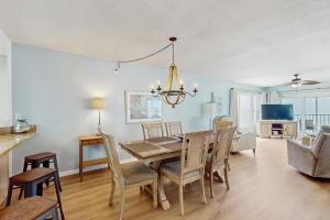 セント・ピート・ビーチにあるArie Dam 301のテーブルと椅子のあるダイニングルーム
