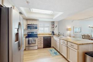 セント・ピート・ビーチにあるArie Dam 301のキッチン(ステンレス製の電化製品、木製キャビネット付) +16枚の写真