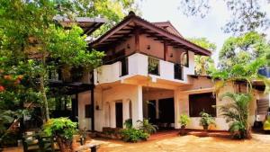 Wanniyankulama West)にあるHelana Holiday Homeの森の真ん中にある家