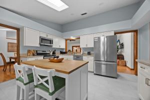 Η κουζίνα ή μικρή κουζίνα στο The Secluded Sanctuary Zen Nature Retreat with Salt Pool, Office & Lanai
