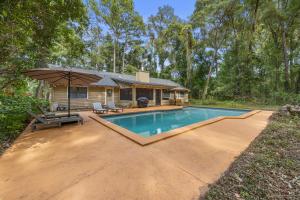 Πισίνα στο ή κοντά στο The Secluded Sanctuary Zen Nature Retreat with Salt Pool, Office & Lanai