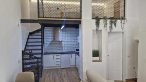 eine Küche mit einer Wendeltreppe in einem Zimmer in der Unterkunft Reding Loft in Bailén
