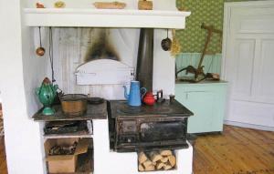 a kitchen with an old stove in a room at VAR645-Hoeljes-Finnskogavaegen-20 in Höljes