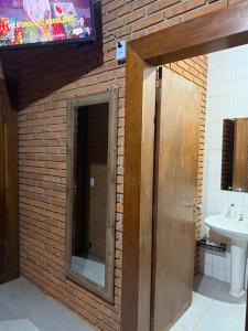 Koupelna v ubytování Quarto com banheiro privativo no Centro + 15 fotografií