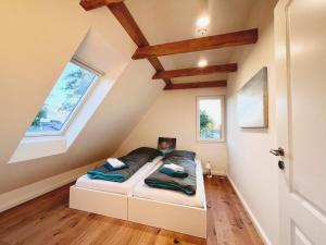 ein Schlafzimmer mit einem Bett im Dachgeschoss in der Unterkunft Osterdeich 38 in Dornum
