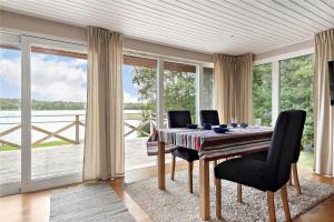 Θέα στο ποτάμι κοντά σε αυτή η παραθεριστική κατοικία +10 φωτογραφίες