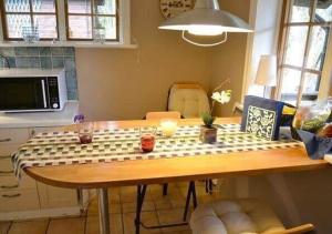 a table with a checkered table cloth on it at STO710-Norrtaelje-Tisslingeslingan-12 in Gryta