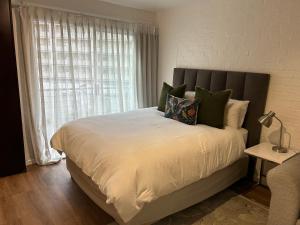 Кровать или кровати в номере Greenpoint Chic Studio Apartment +23 фотографии