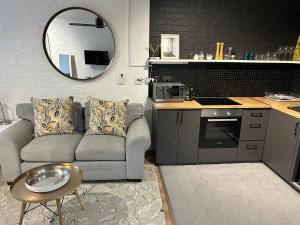 Кухня или мини-кухня в Greenpoint Chic Studio Apartment
