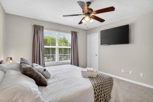 Ένα ή περισσότερα κρεβάτια σε δωμάτιο στο Game Day Getaway Near Texas A&M home