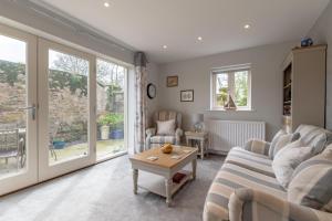 un salon avec un canapé et une table dans l'établissement Cuthbert Cottage, à Beadnell
