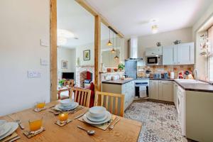 Kuchyň nebo kuchyňský kout v ubytování Railway Cottage Retreat