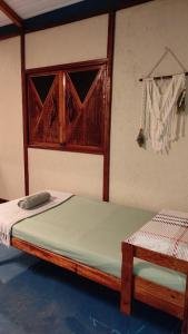 two twin beds in a room withthritisthritisthritisthritisthritisthritisthritisthritisthritis at Cabana Candeia in Palmeiras