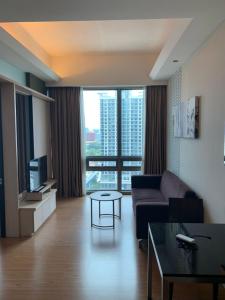 un soggiorno con un divano e una TV di Rizstar suite at swiss garden Residence bukit Bintang a Kuala Lumpur Altre 40 foto