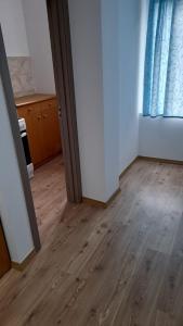 an empty room with a wooden floor and a window at Geoagiu-Bai central studio in Geoagiu Băi