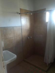 JunínにあるMendozaJuninのバスルーム(シャワー、洗面台、トイレ付) +24枚の写真