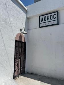 Sijil, anugerah, tanda atau dokumen lain yang dipamerkan di Adhoc Barrio Antiguo +28 gambar