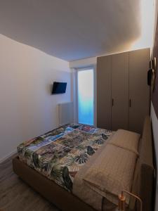 a bedroom with a bed in a room at Clessidra2 bilocale a 300m Bernina Express in Tirano