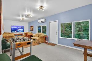 Gallery image of Evergreen Estate with Rooftop Balcony & Games home in Onalaska +20 photos
